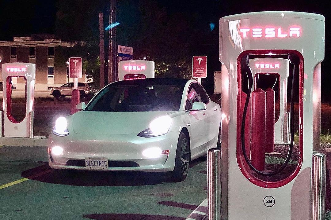 Рампа Tesla Supercharger ускоряется так сильно, что имеет смысл открыть ее для других электромобилей
