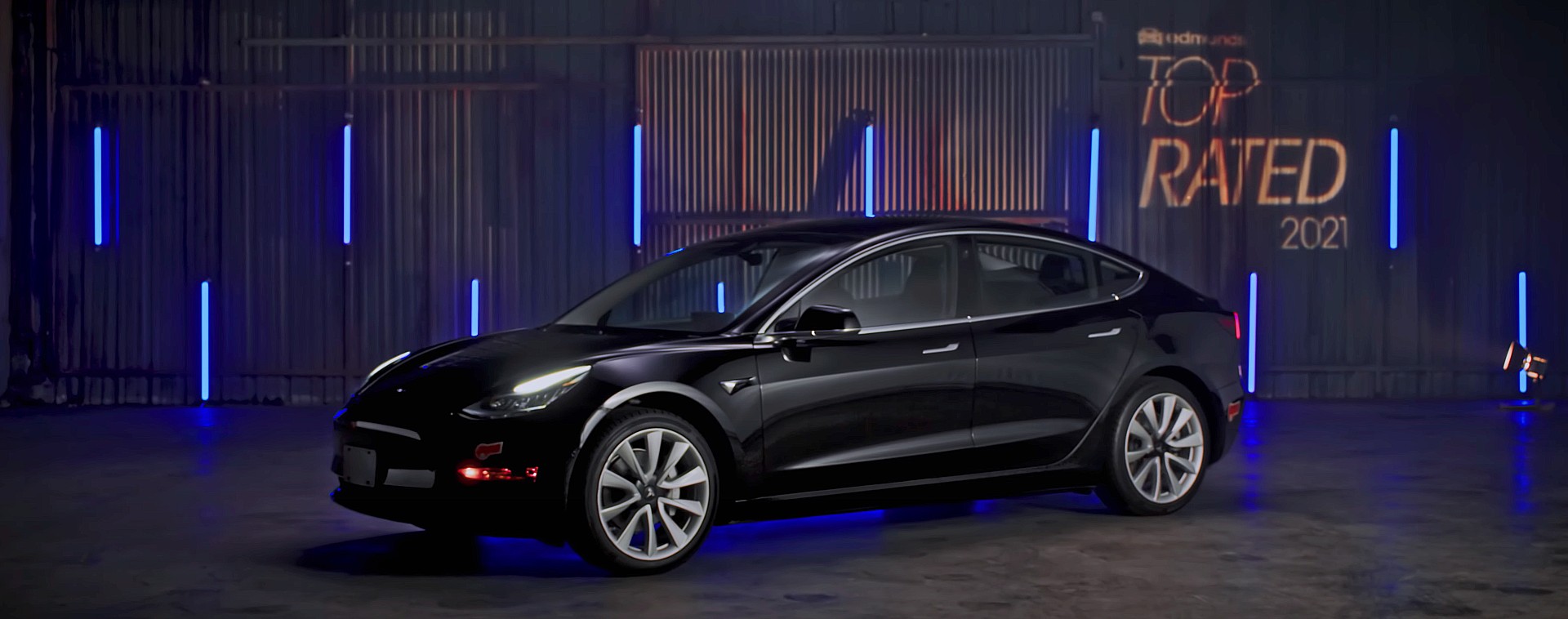 Tesla Model 3 второй год подряд получает награду Эдмундса за лучший электромобиль