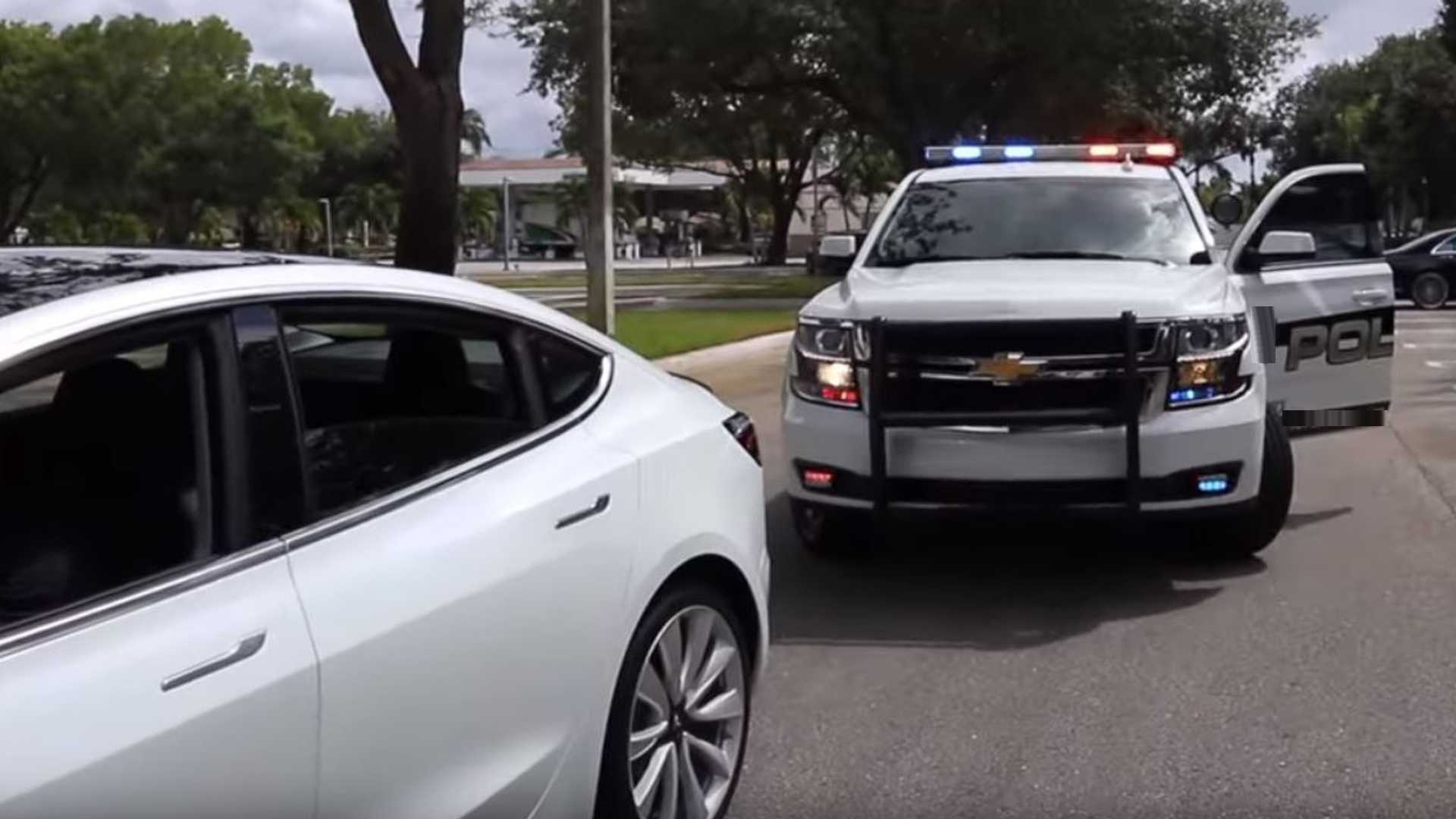 Tesla намекает на функцию экстренного вызова со службой поддержки 911