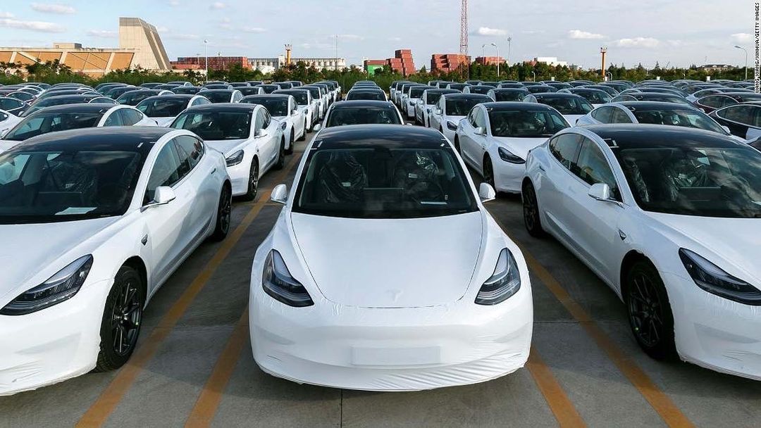 Tesla массово снимает с дорог газовые автомобили за счет обмена