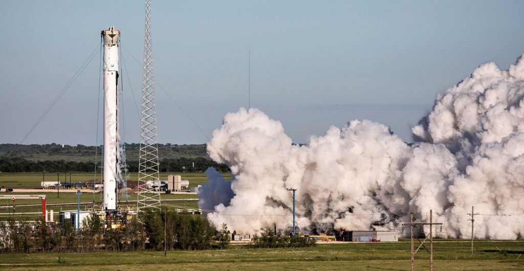 Следующая ракета-носитель Falcon Heavy от SpaceX прибывает в Техас для статического огня