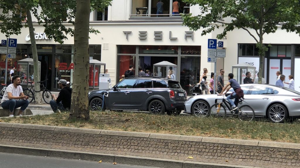 Атакован выставочный зал Tesla Berlin, повреждены окна, двери и 1 автомобиль