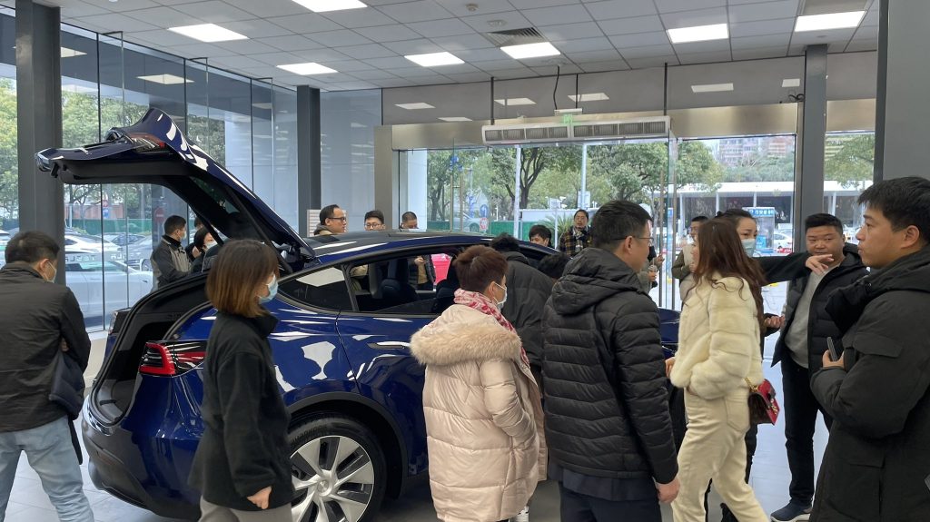 Салоны Tesla получают волонтерскую помощь в связи с запуском китайской модели Y