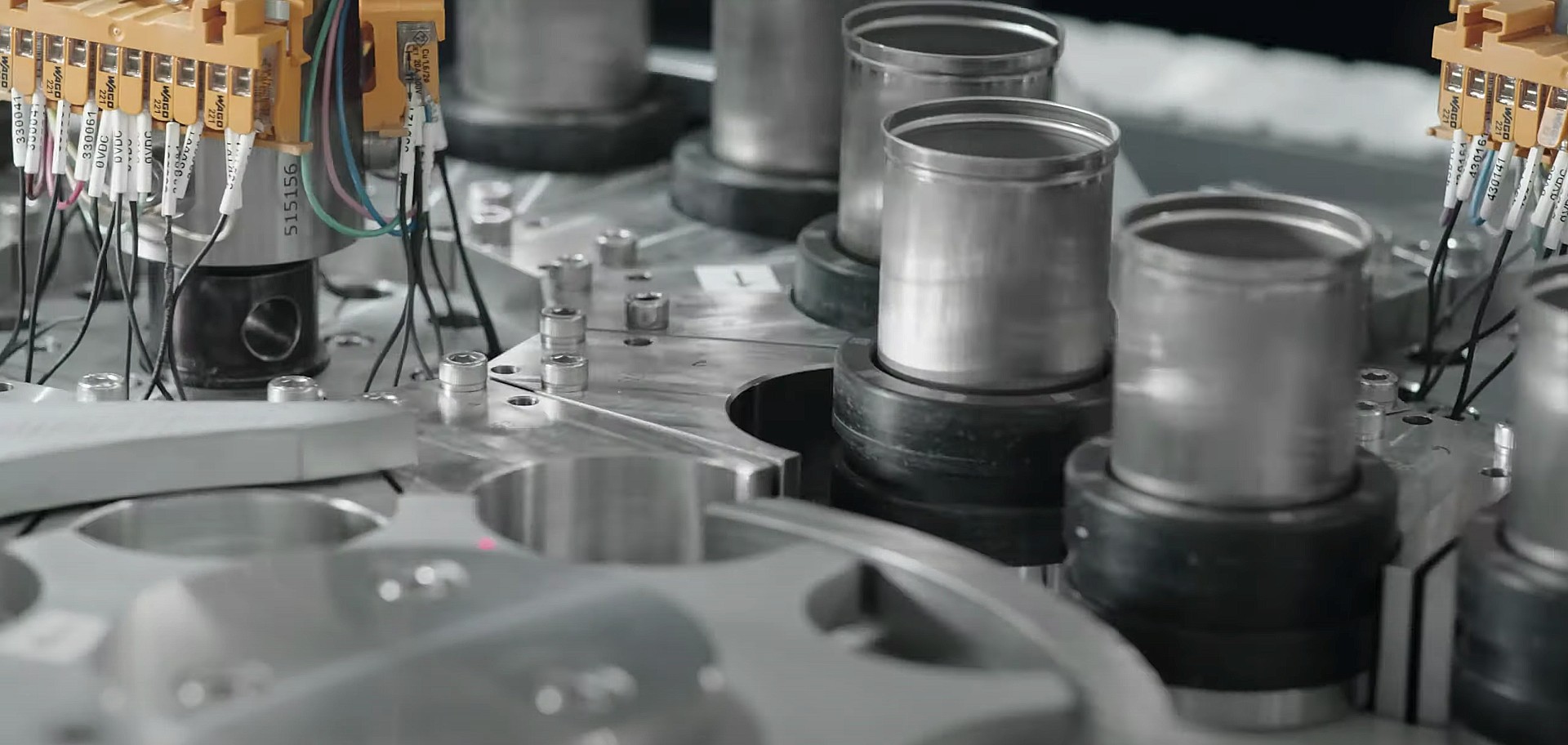 Tesla демонстрирует линии производства аккумуляторов, вдохновленные другими отраслями, в новом видео