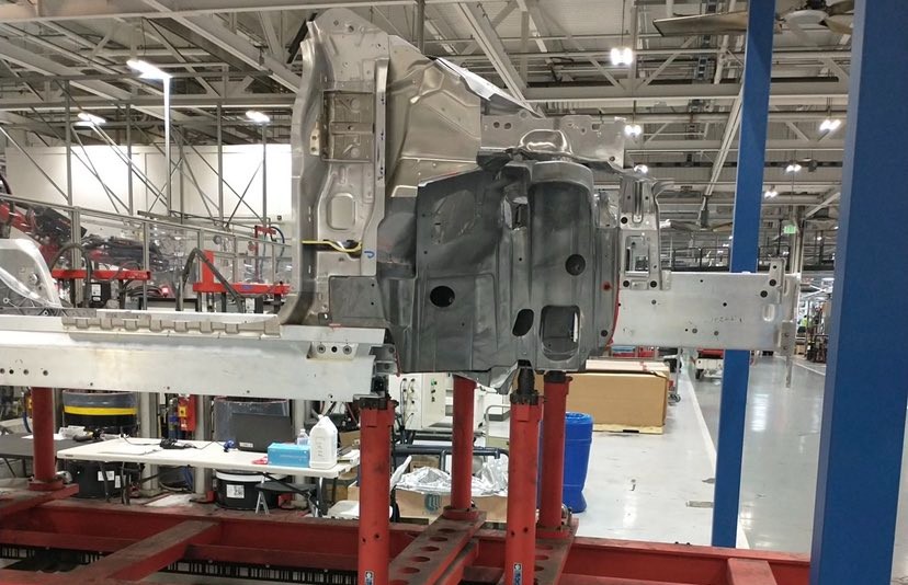 Первый взгляд на Tesla Model S и X спереди на заводе во Фремонте