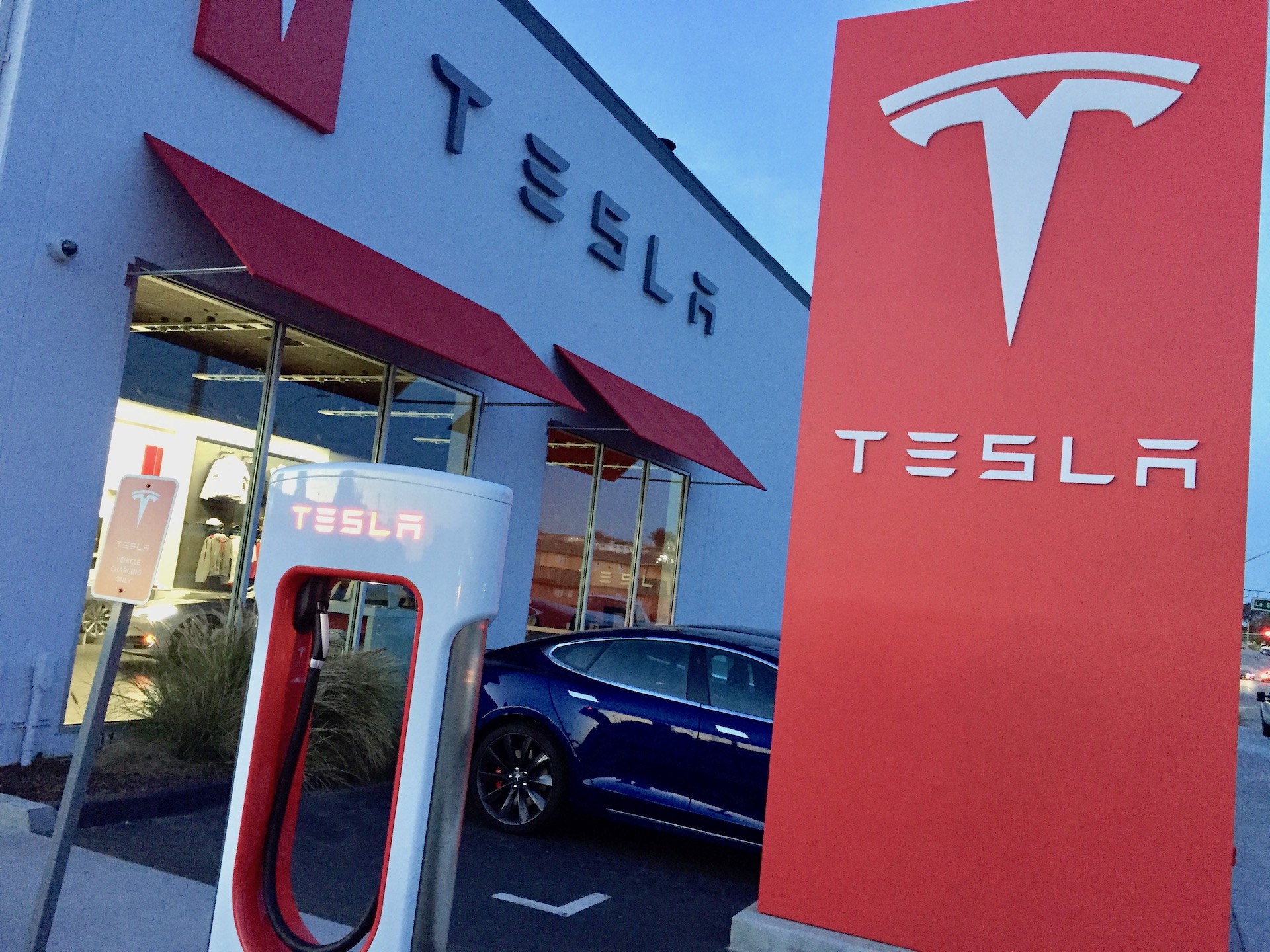 Производственное мастерство Tesla, планы разделения акций указывают на «огромную сильную позицию»: Ведбуш