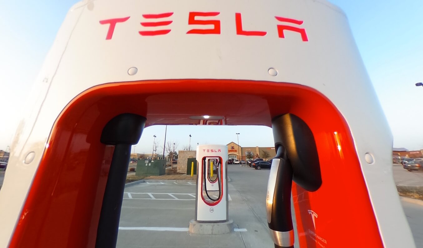 Проект Tesla Supercharger с 62 стойлами в Санта-Монике еще не мертв