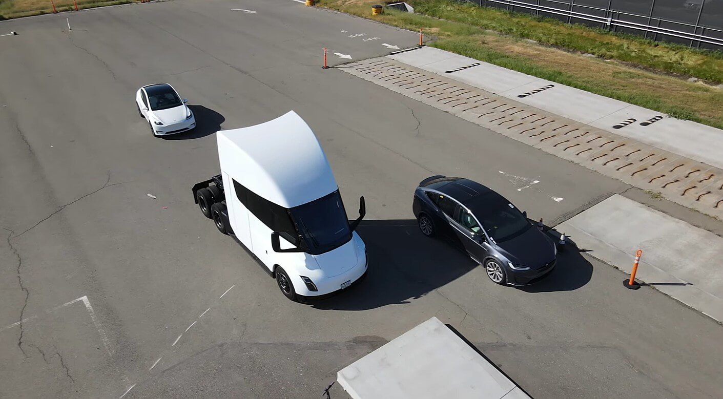 Tesla Model X Plaid появляется на испытательном треке во Фремонте вместе с Tesla Semi