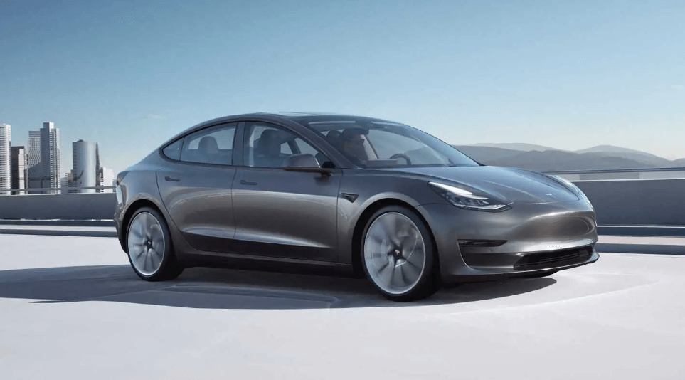 Tesla Model 3 — лучший компактный роскошный седан 2021 года от MotorTrend