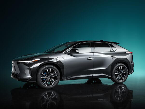 Toyota объявляет о планах по выпуску 15 электромобилей