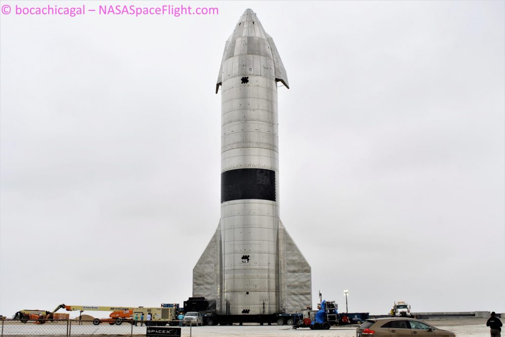 Первый испытанный в полете звездолет SpaceX возвращается на стартовую площадку во втором раунде