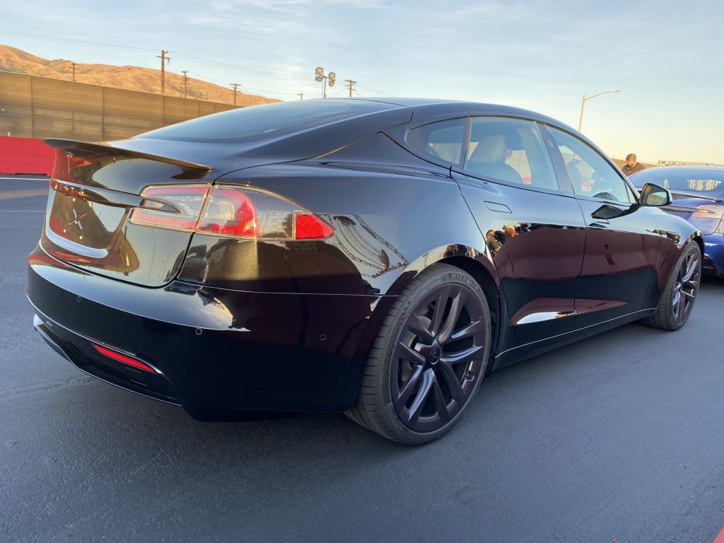 Данные показывают, что Tesla Model S Plaid при 50% заряда тянет быстрее, чем суперкары