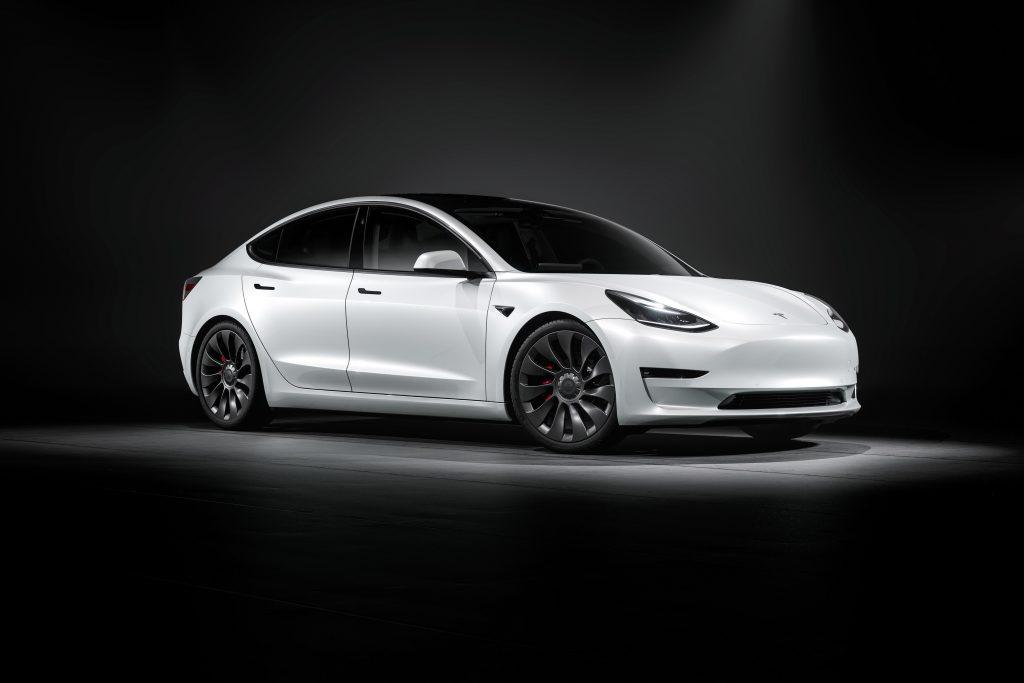 Tesla противодействует задержкам Model 3 SR + с пакетами LFP в Северной Америке