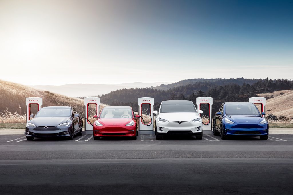 Tesla стоит особняком по годовому росту среди крупных автопроизводителей
