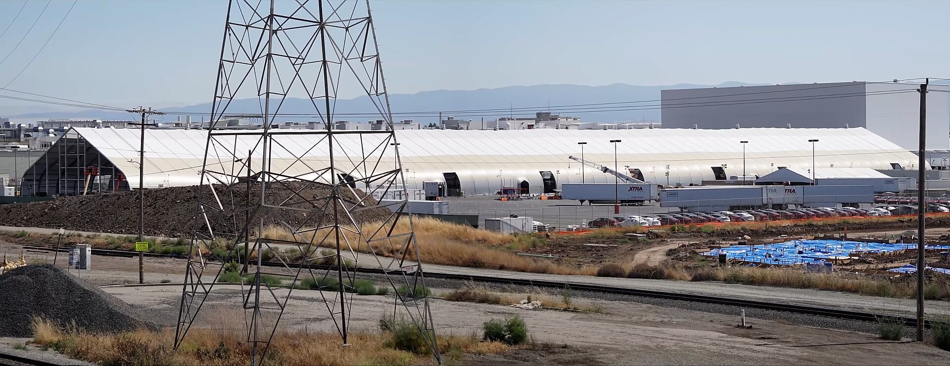 Tesla добавляет еще одну загадочную палатку на завод во Фримонте
