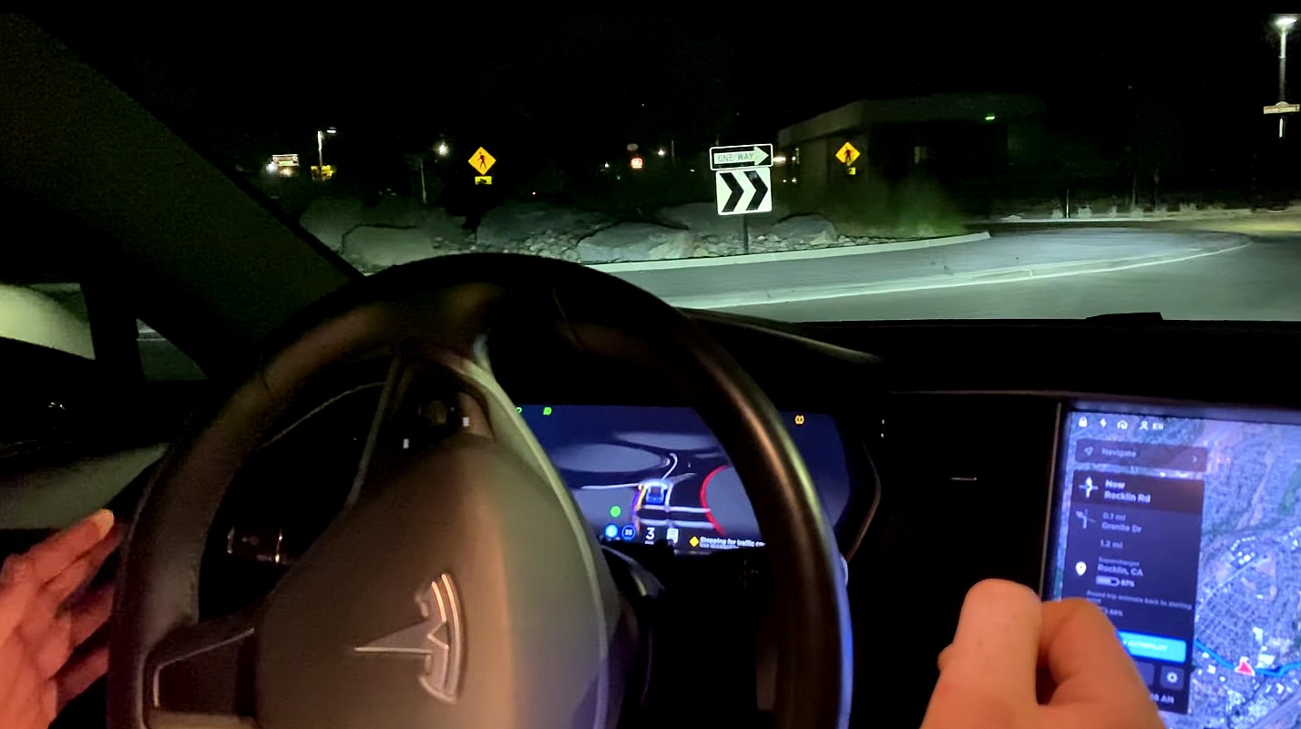 Tesla FSD Beta V9 справляется с кольцевыми развязками и слепыми поворотами в первых реальных тестах