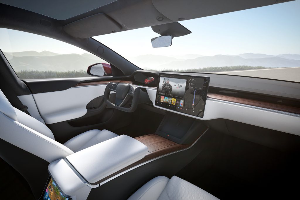 Tesla выпускает Disney +, режим автомойки, зеркала с автоматическим затемнением и многое другое в новом обновлении