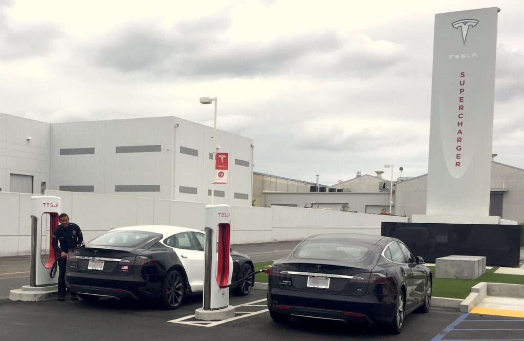 Tesla закрывает для публики свой первый Supercharger