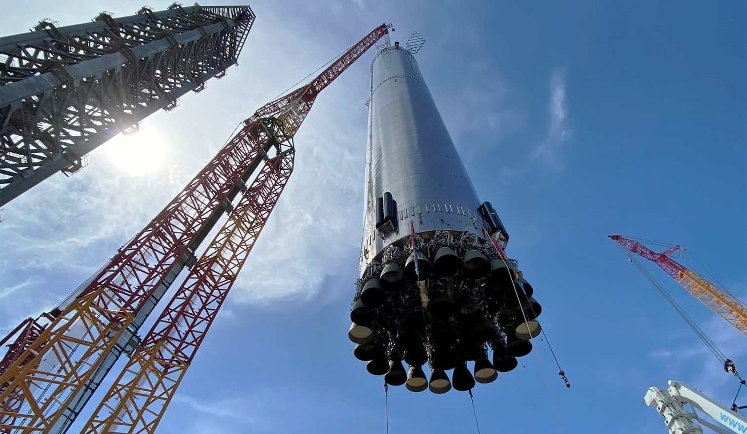 SpaceX переустанавливает 29 двигателей Raptor на первую ракету-носитель орбитального класса Starship