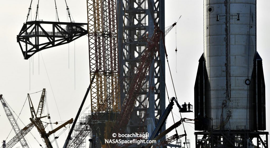 SpaceX устанавливает первую руку Mechazilla на стартовой башне Starship
