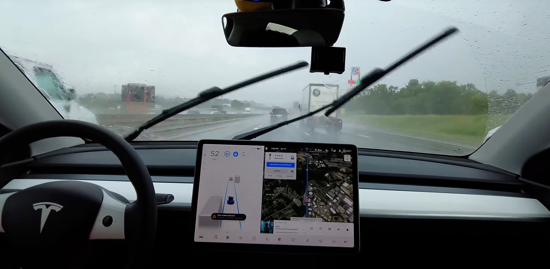 Характеристики автопилота Tesla без радаров улучшаются в сильный дождь