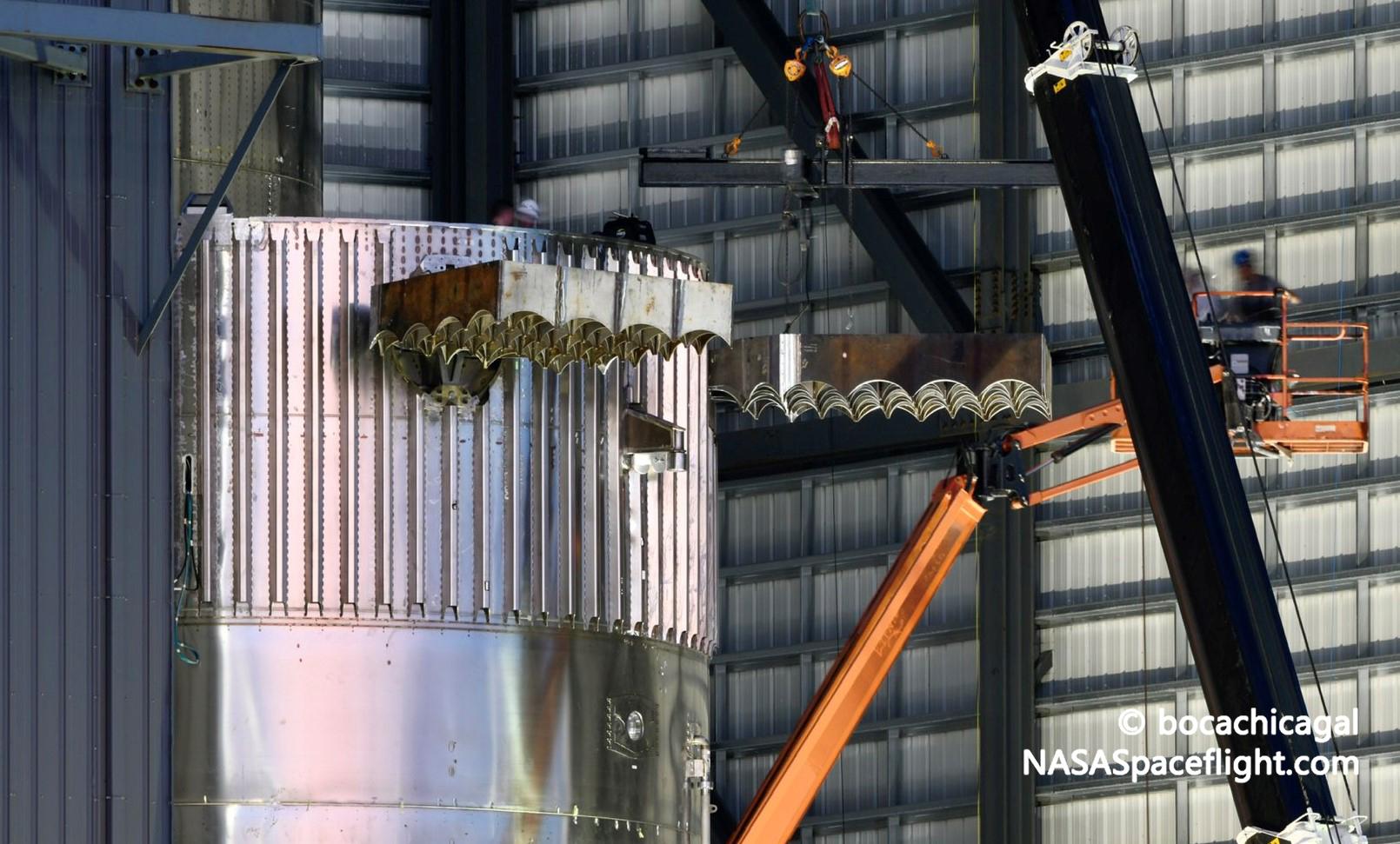 SpaceX оснастила первый ракетный ускоритель Starship орбитального класса решетчатыми плавниками и двигателями Raptor