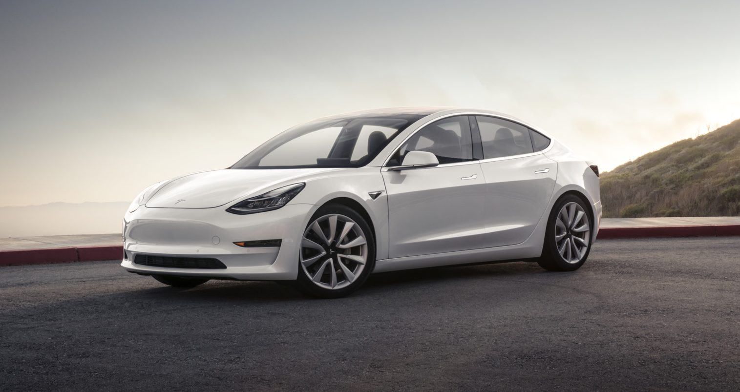 Tesla Model 3 попадает в автомобиль дорожного патруля, неясно, виноват ли автопилот