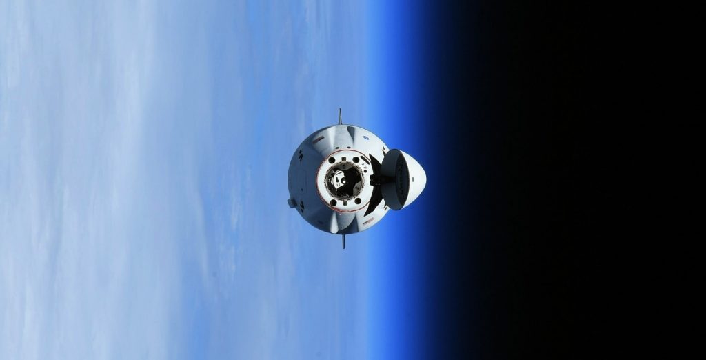 SpaceX Cargo Dragon присоединяется к Crew Dragon на Международной космической станции