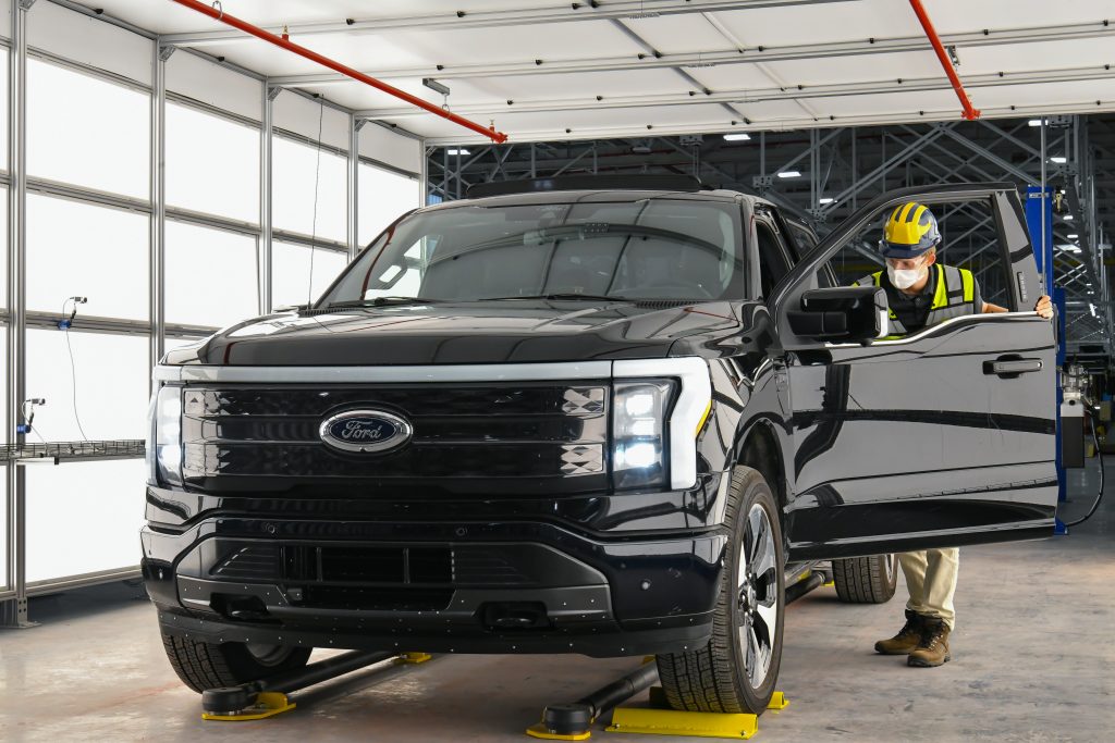 Ford начинает предварительное производство F-150 Lightning и увеличивает инвестиции в электромобили на 250 миллионов долларов
