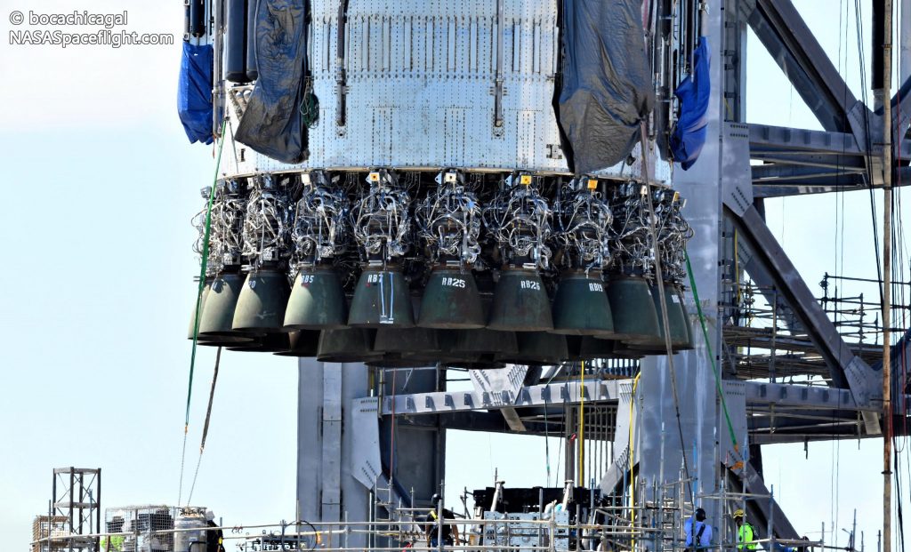 SpaceX перемещает сверхтяжелый ускоритель, чтобы освободить место для установки рычага Mechazilla