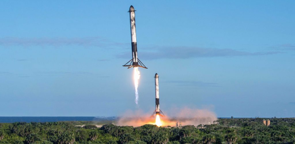 Дистанционная камера фотографа ВВС США Джеймса Рейнира запечатлела этот захватывающий вид боковых ускорителей Falcon Heavy Block 5 B1052 и B1053, возвращающихся в зоны приземления SpaceX 1 и 2. (ВВС США - Джеймс Рейнир)