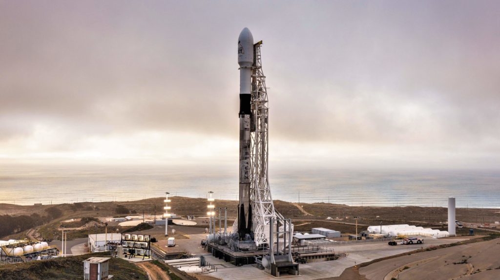 SpaceX запускает ракету Falcon 9 для первого запуска Starlink в Калифорнии