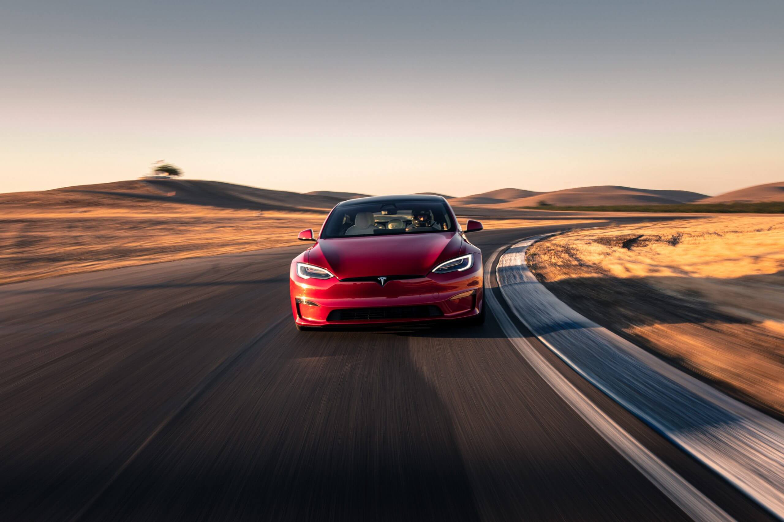 Tesla le roba la corona de fidelización de clientes a Ford