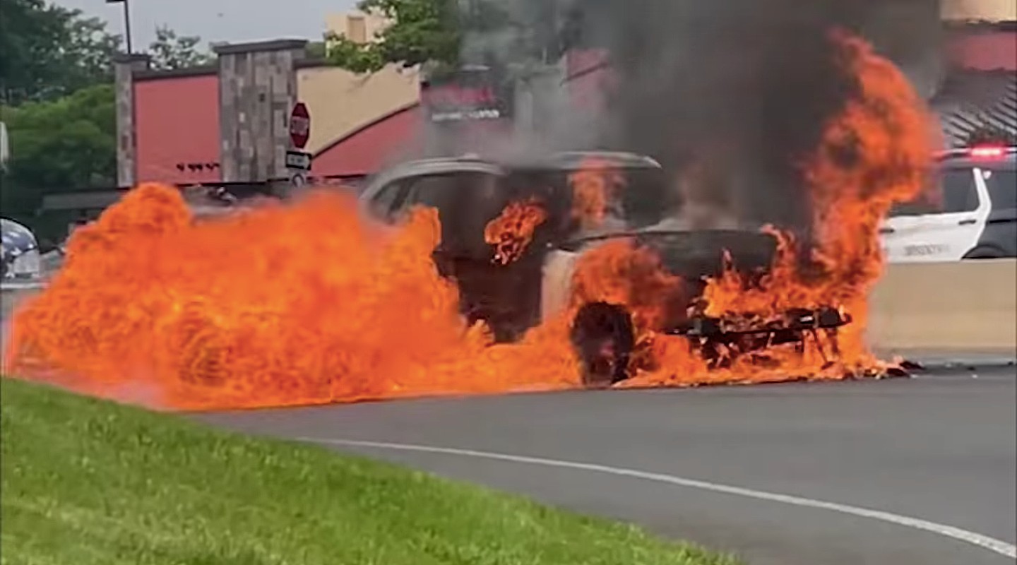 Владелец Tesla предупредил водителя BMW X1, чей внедорожник загорелся за несколько минут до взрыва