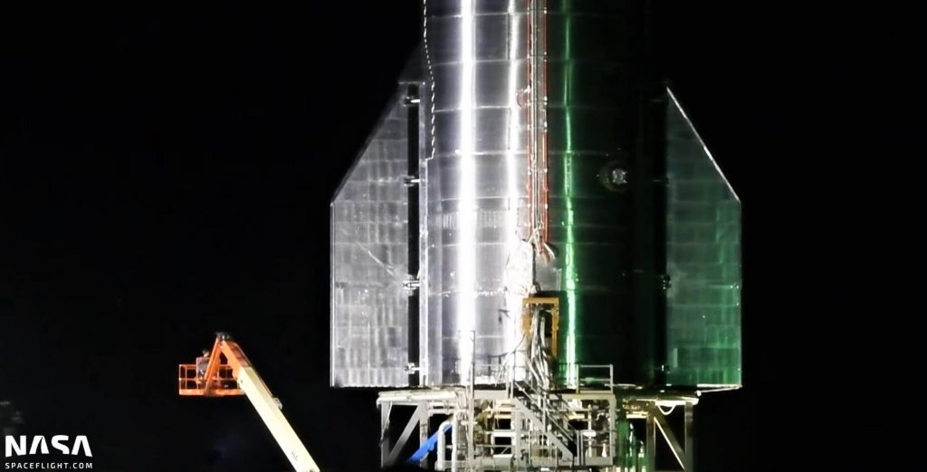 Первый звездолет космического класса SpaceX расправляет крылья перед установкой Raptor
