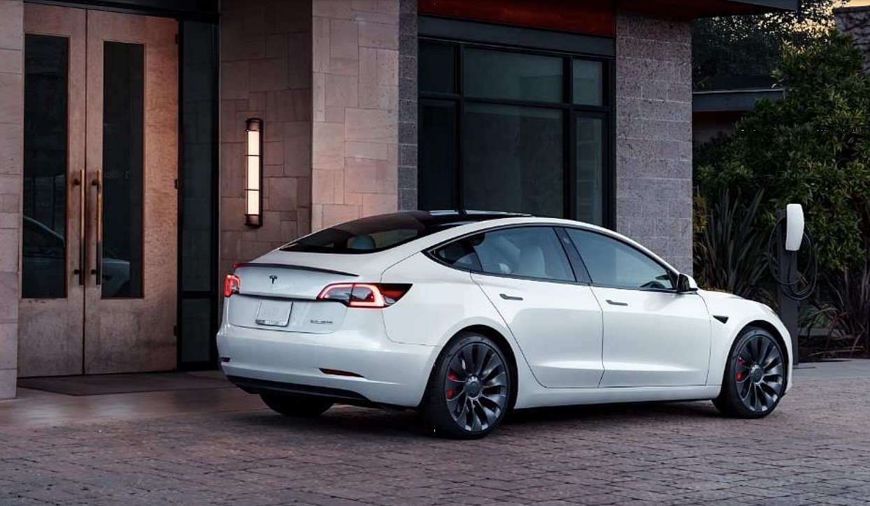 Tesla Model 3 была силой, с которой приходилось считаться в продажах автомобилей в Германии в декабре 2021 года.