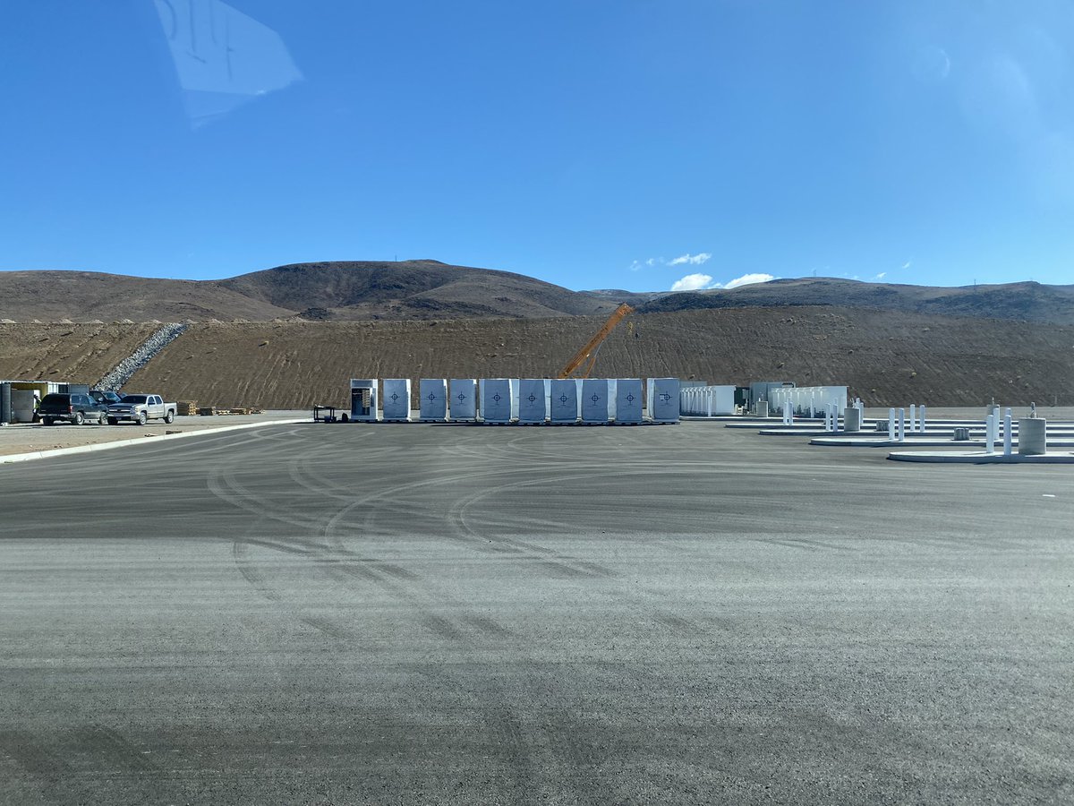 Сайт Tesla Semi Megacharger, как сообщается, строится в Гига Невада