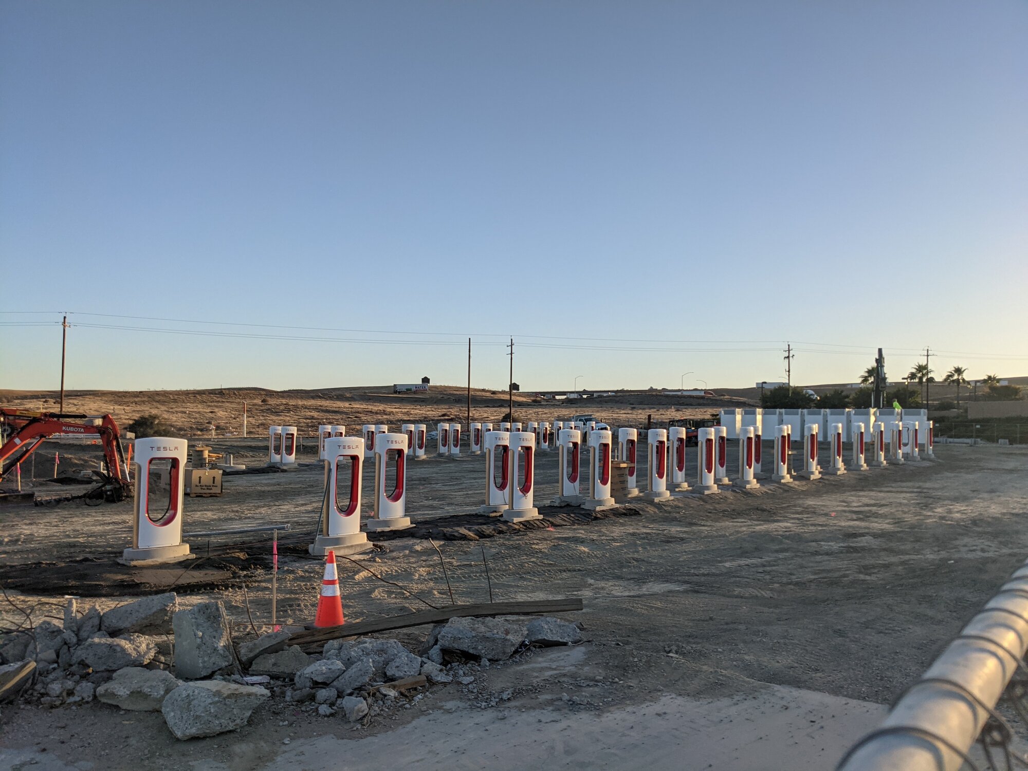 Tesla начинает расширение Kettleman City Supercharger с 56 новыми киосками, в результате чего их общее количество составляет 96.