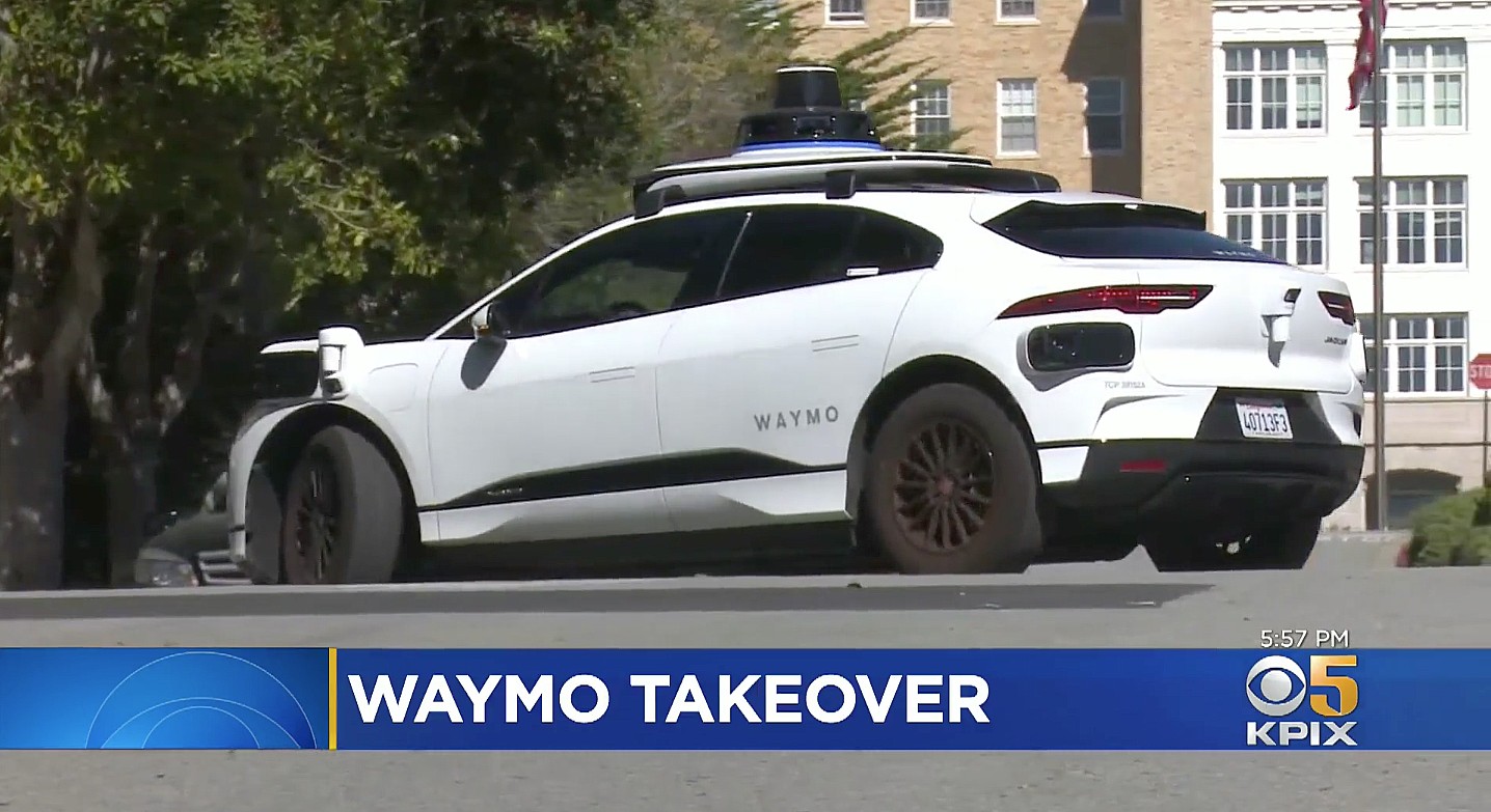Беспилотные автомобили Waymo вторгаются на улицу Сан-Франциско самым причудливым образом