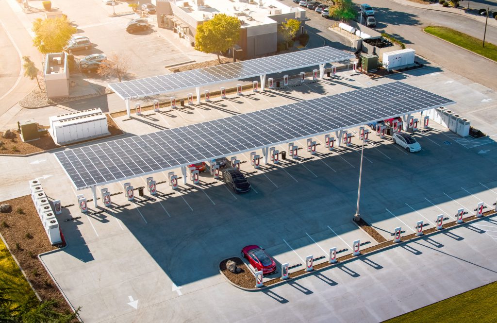 Tesla строит гигантский Supercharger на полпути между Лос-Анджелесом и Лас-Вегасом.