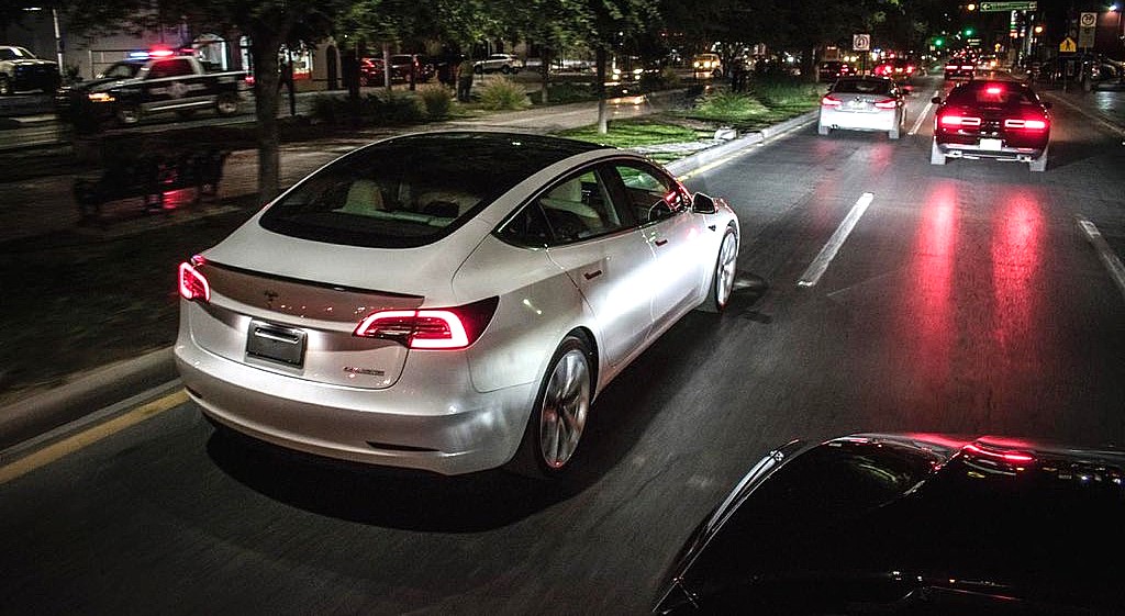 Власник Tesla Model 3 подав до суду через проблему «фантомного гальмування».