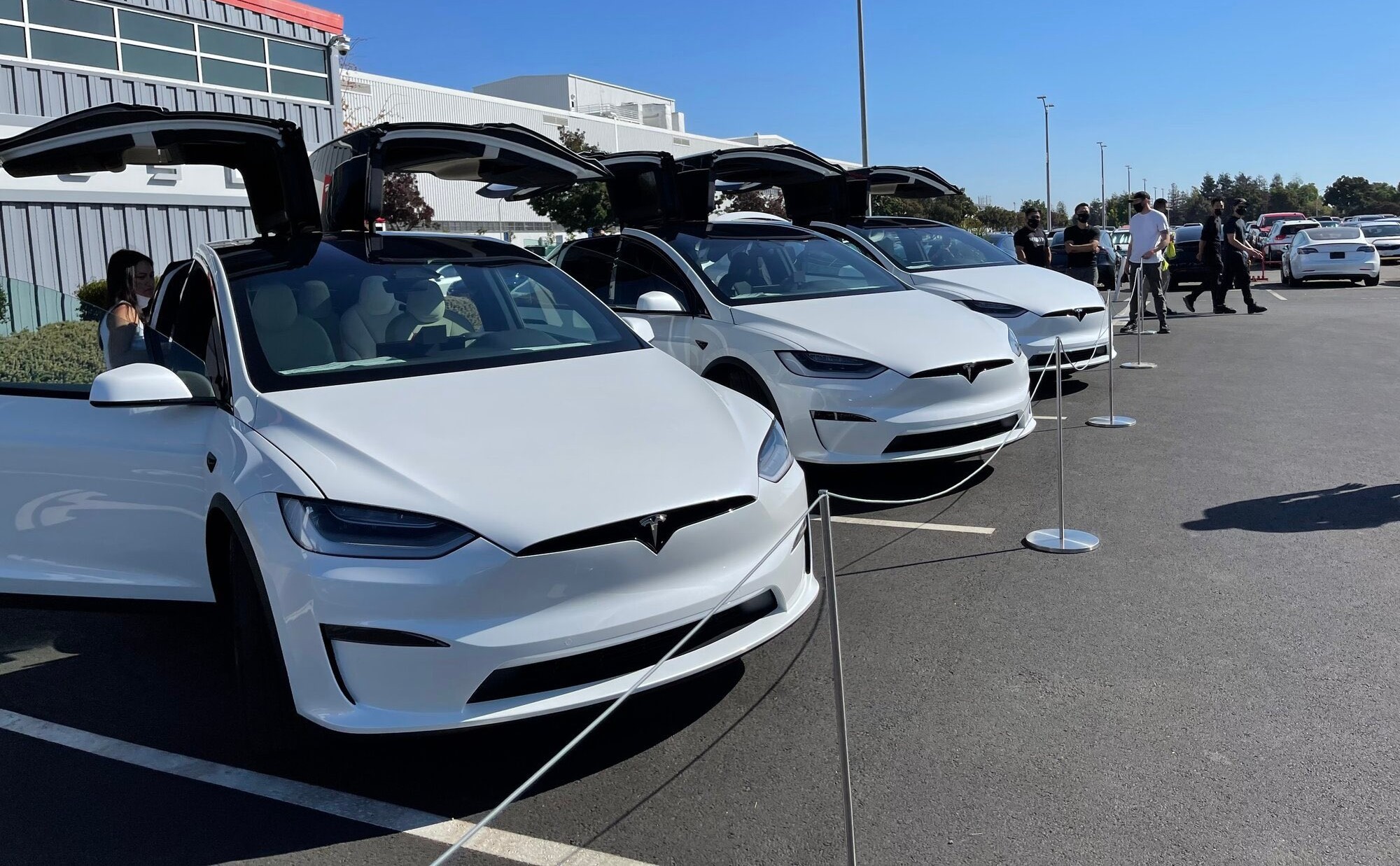 Поставки новой Tesla Model X начинаются во Фремонте, и это лучше, чем когда-либо