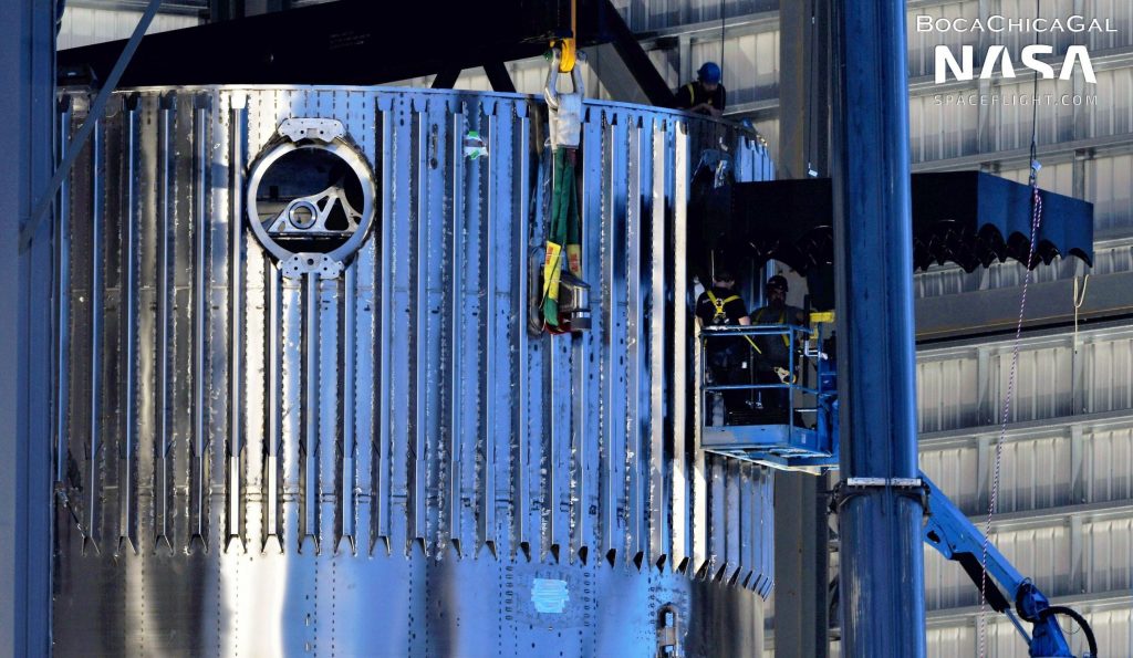SpaceX устанавливает полный комплект решетчатых ребер размером с автомобиль на втором супертяжелом ускорителе