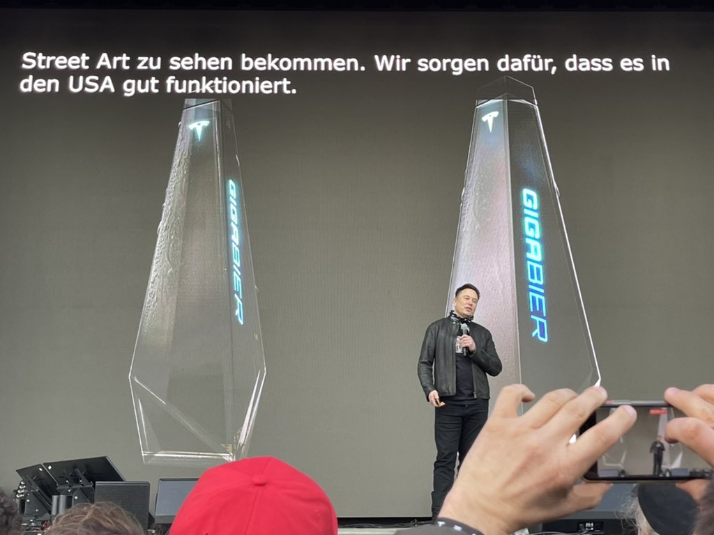 Tesla «Giga Bier» украшена бутылкой в ​​стиле Cybertruck.