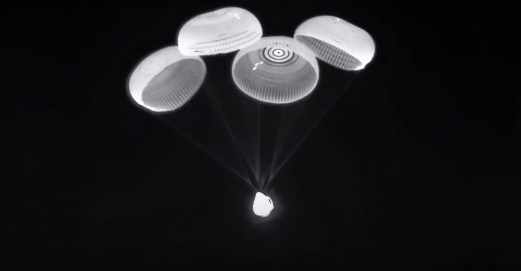 SpaceX Dragon возвращает астронавтов на Землю после рекордного космического полета
