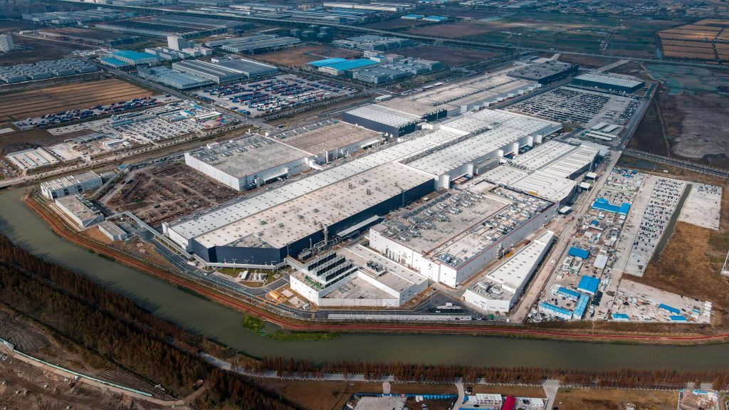 Рабочие второй смены Tesla Giga Shanghai будут размещены в кемпингах и на пустующих фабриках