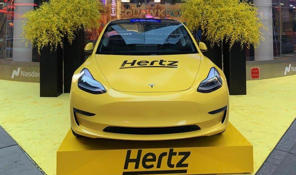 Hertz는 기록적인 수익에 이어 전동화로 두 배로 하락하고 주가는 7% 급등합니다.