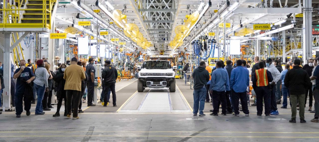GM наращивает производство электромобилей Hummer, производя по 12 единиц в день.