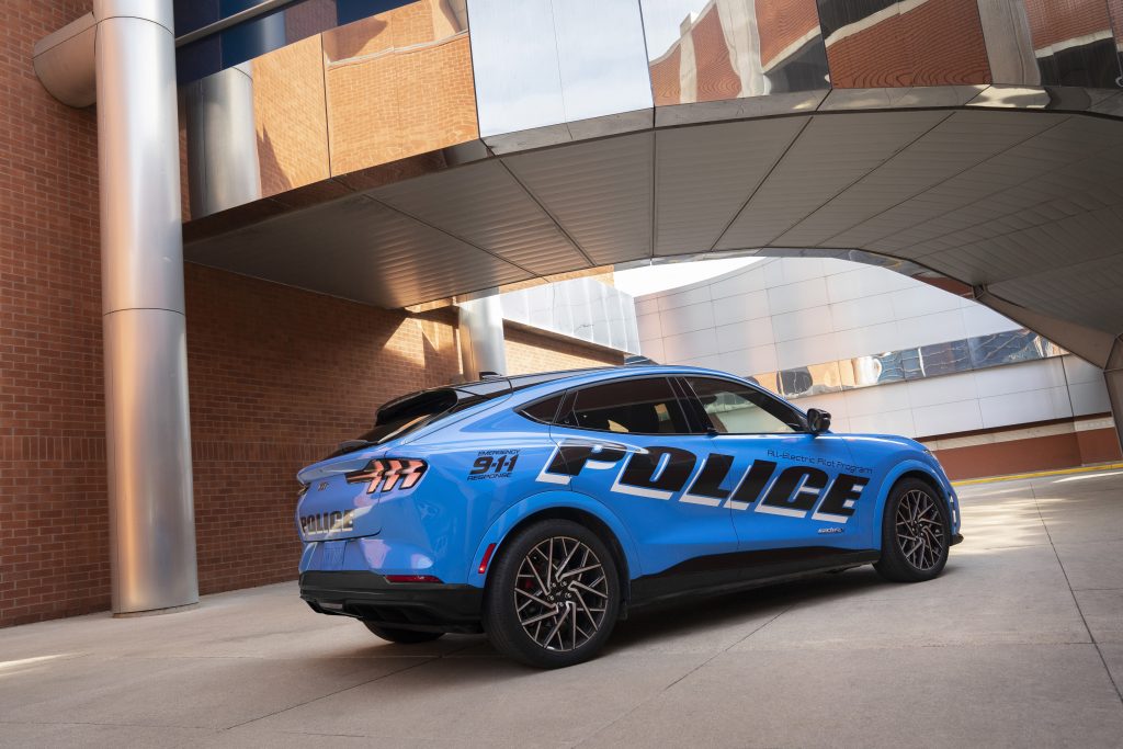 Ford Mustang Mach-E превосходит Tesla Model 3 для полиции Нью-Йорка, правительство города не использует