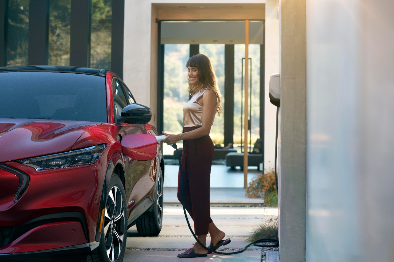 Ford запускает безуглеродную зарядку электромобилей из дома в Калифорнии